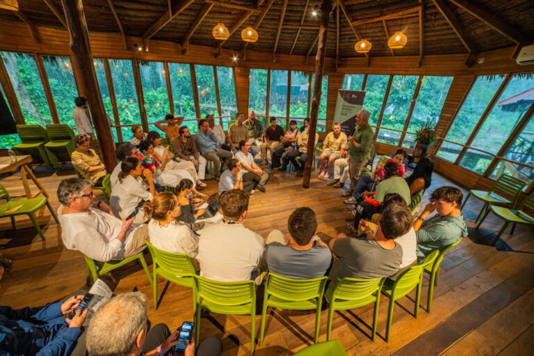 Archivo fotográfico oficial de la IV Cumbre de la Iniciativa Concordia Amazonía, celebrada en Leticia, Colombia (Julio de 2026). Evento coorganizado por la Fundación Innovación para el Desarrollo (I+D) y Concordia. Las imágenes documentan diálogos estratégicos sobre conservación, bioeconomía, transición energética, saberes indígenas y ecoturismo en el ecosistema de la selva amazónica, con la participación de líderes globales, sector público, sector privado y comunidades locales.